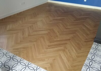 Pose de carrelage et parquet rompus.